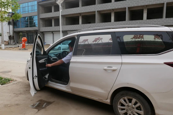 下午两点，任庆生准备去河南拿一批今晚发出的服装，因为本地家家户户都在做自己的网店，这里已经很难再招到劳动力了，于是本地公司往往将加工厂外迁至河南或者山东周边地区。