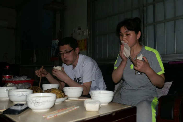 晚上九点二十，这是从早晨六点起床到现在，徐伟夫妇吃到的第一顿饭。