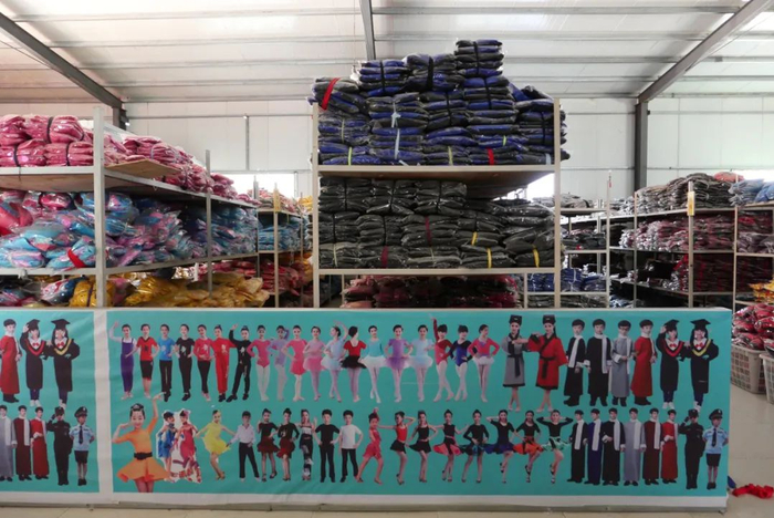 ▲大集镇一家仓库的演出服服装。