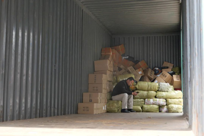 据一快递员介绍，10户人家一天的发货量能装满一整辆大车。