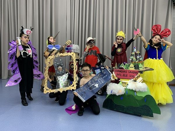 图说：大宁国际小学制作了一辆用橡皮筋作为动力的小车