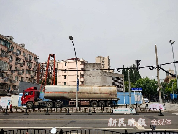 图说：排风口离部分居民家中仅一墙之隔 新民晚报记者 徐驰 实习生 熊伟康 摄