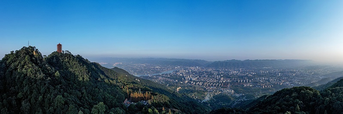 缙云山远眺北碚城区（央广网发 秦廷富摄）