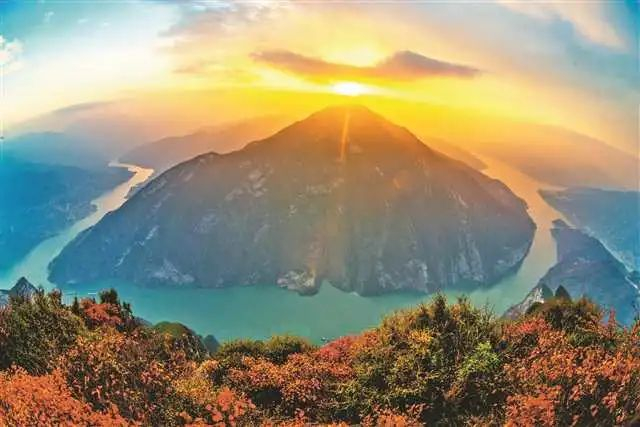 夕照三峡之巅。何川 摄