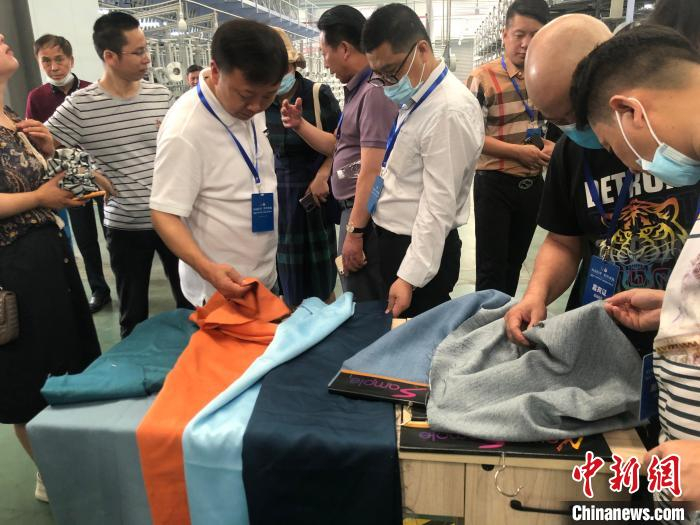 参会嘉宾在沭阳家纺特色产业园规划区参观纺织企业。　刘林 摄