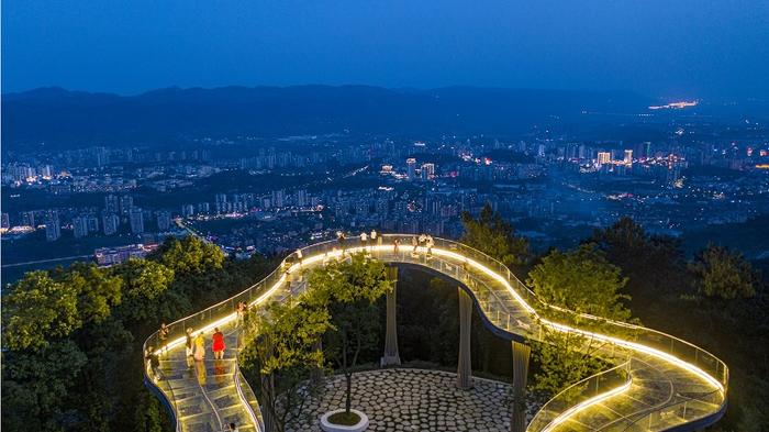 缙云山马中咀的凭风看云观景台（央广网发 秦廷富摄）