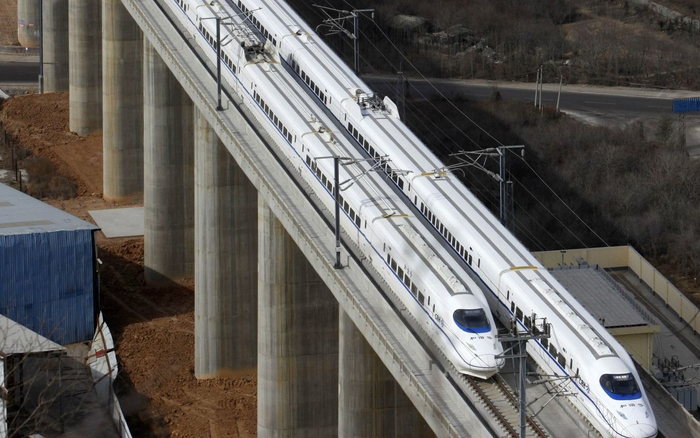“和谐号”动车驶过。&nbsp; 图片来源：新京报网