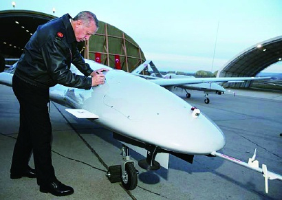 埃尔多安在“旗手TB-2”机身上签名