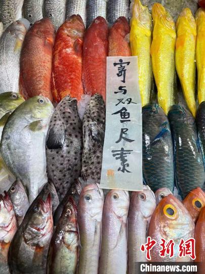 艺术家邱志杰首次书写计划“民以食为天”在北京三源里菜市场日常呈现 高凯 摄