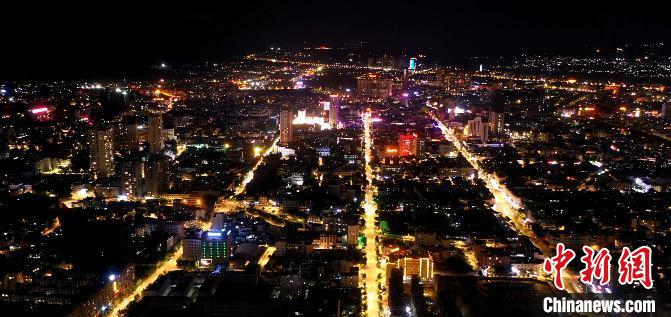 图为瑞丽低风险区域有序解除居家隔离管理后的城市夜景。瑞丽融媒体中心供图