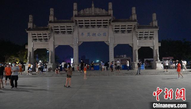 图为4月26日瑞丽低风险区域有序解除居家隔离管理后，市民到公园中散步。瑞丽融媒体中心供图