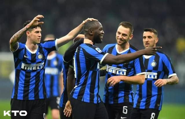 综合转会市场的动态，劳塔罗、卢卡库这样的锋霸会是欧洲其他豪门争夺的对象。