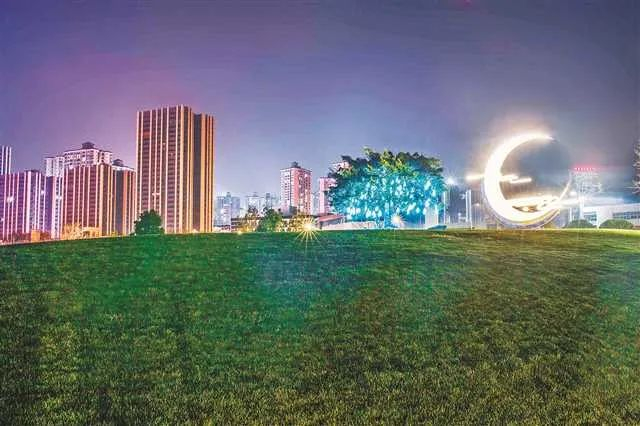 彩云追月与许愿树 罗文彬 摄