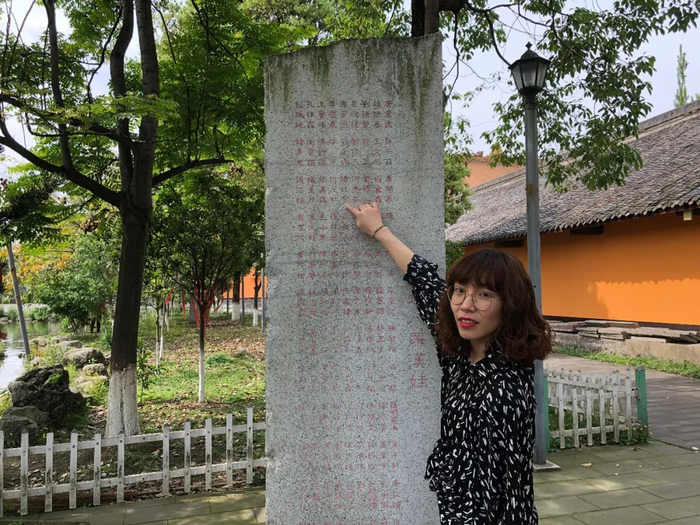 ▲4月16日下午，罗汉寺“一百零八罗汉娃”纪念碑前，黄文锦指着儿子的名字。新京报记者 吴淋姝 摄