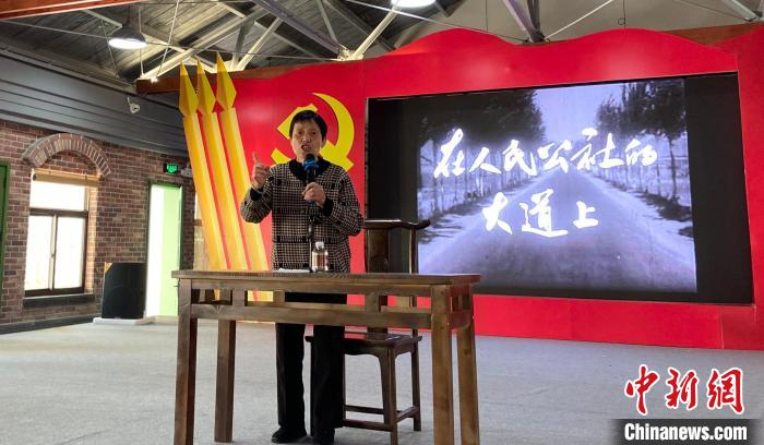 丁荷叶为外来游客讲蚂蚁岛奋斗故事 项菁 摄