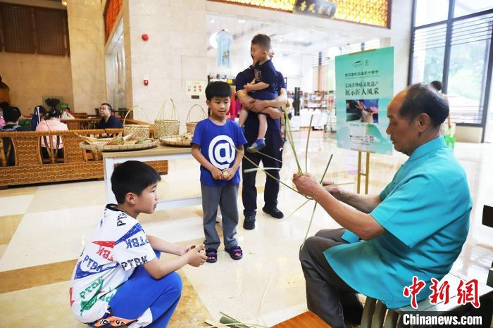 游客在惠州龙门地派温泉学习竹制工艺品制作技艺 李星凯 摄