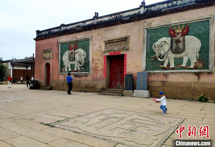 图为游客在福州梁厝历史文化街区游览。　吕明 摄