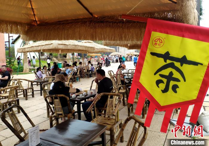 图为游客在梁厝历史文化街区一家茶馆休息。　吕明 摄
