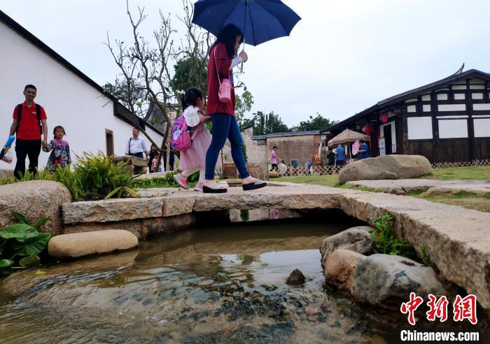 图为游客在福州梁厝历史文化街区游览。　吕明 摄