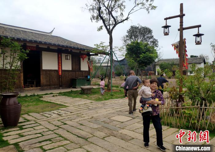 图为游客在福州梁厝历史文化街区游览。　吕明 摄