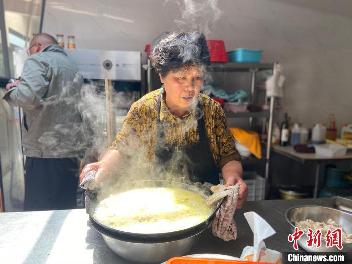 邹吉叶为客人准备午餐 项菁 摄