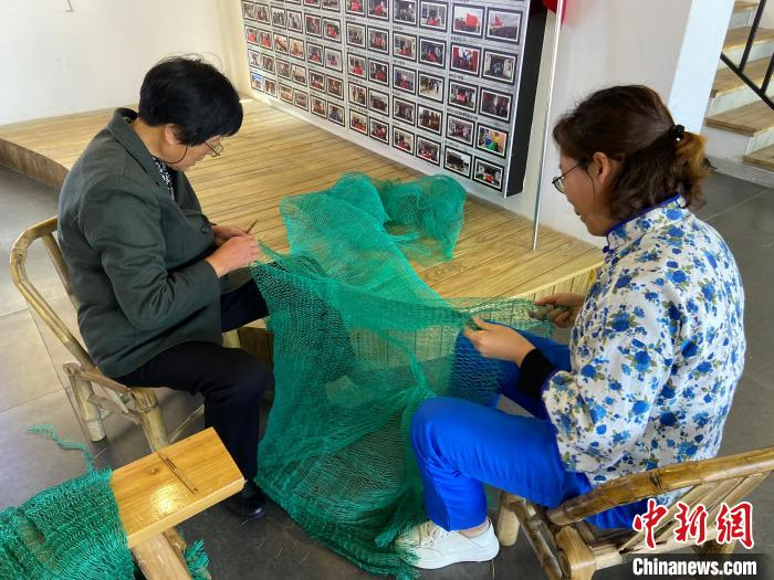 蚂蚁岛妇女们修补渔网 项菁 摄
