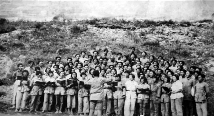 图为冼星海指挥《黄河大合唱》