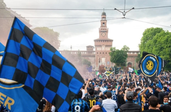  国米球迷和苏宁球迷，走向了命运的两个极端。