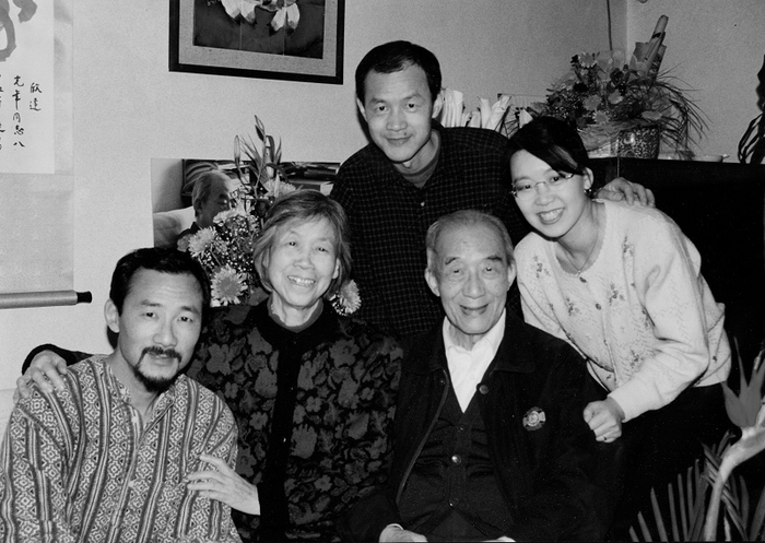 图为张光年、黄叶绿夫妇与三子女的合影。左一为次子张安东，后排是长子张安戈、女儿张安迪