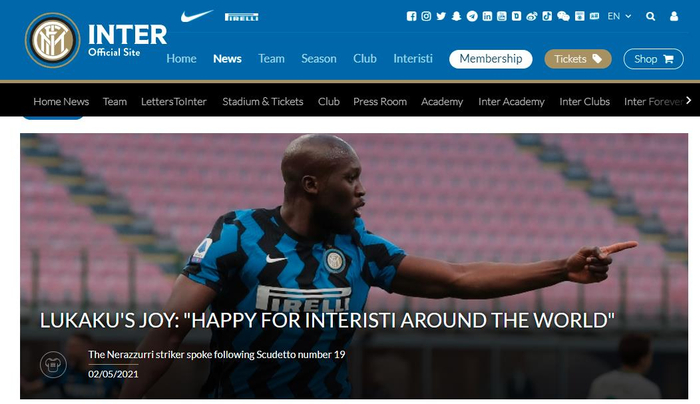 卢卡库和球迷分享夺冠的喜悦。国米官网截图