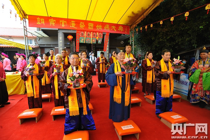 来自台南鹿耳门的台湾乡亲吴进忠（左一）虔诚祭拜（央广网发 朝宗宫供图）