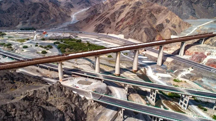 ▲高铁桥横跨上行线和下行线。图据 新疆交通运输