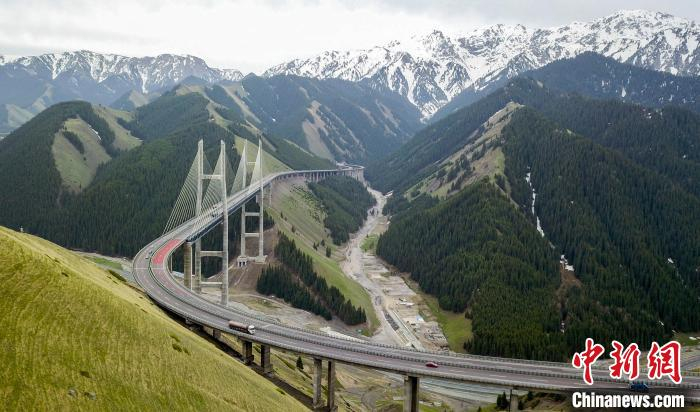 航拍连霍高速新疆果子沟大桥。　刘新 摄