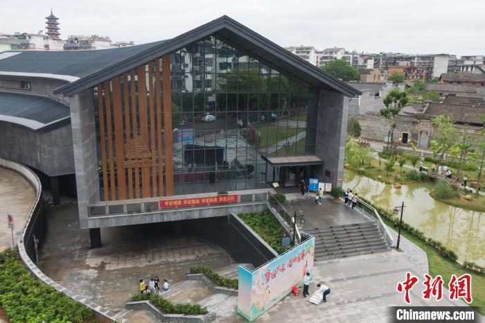 图为航拍江西赣州福寿沟博物馆，该博物馆外形酷似福寿沟内水流，整个建筑有三层。　刘力鑫 摄