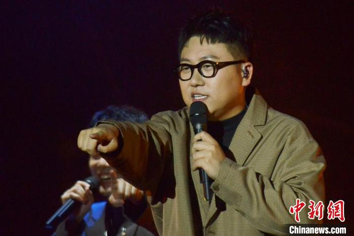 好妹妹乐队登台献唱。　羊栋泽 摄