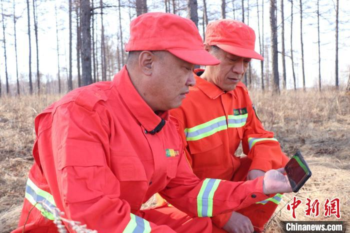 图为扑火队员用4G网上网学习 隋海涛 摄