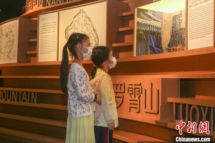 图为游客在参观。　刘力鑫 摄