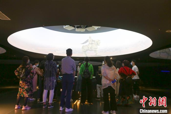 图为游客在360度环幕影院观看福寿沟的修建背景影片。　刘力鑫 摄