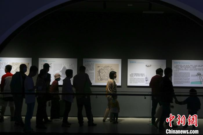 图为游客在参观。　刘力鑫 摄