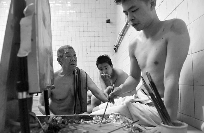 ▲4月10日，黄见晗在浴池角落创作毕业作品。黄见晗是中央美院油画系学生，他认为老澡堂子还有存在的意义和价值。