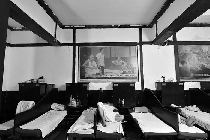 电影《洗澡》的剧照依旧挂在双兴堂休息大厅的墙上，只是已经泛黄。