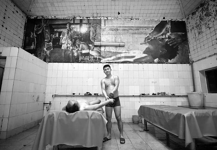 ▲4月10日，李海洋在给顾客搓澡。2008年，李海洋来到双兴堂，干过领班、收银员、锅炉工、搓澡工，现在是这里的经理。