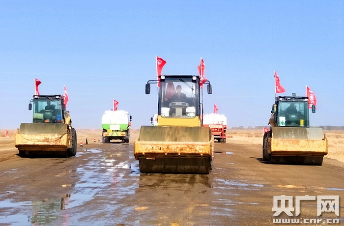 青海格茫公路扩建工程路基全线贯通（央广网发 李维康 摄）