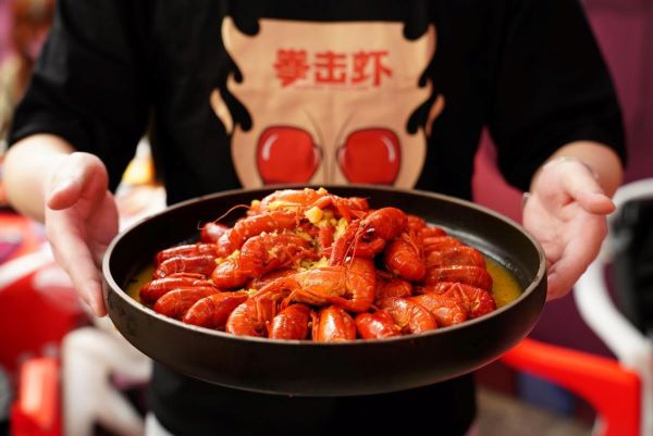 图说：叮咚买菜在今年推出了小龙虾品牌拳击虾 来源/采访对象提供