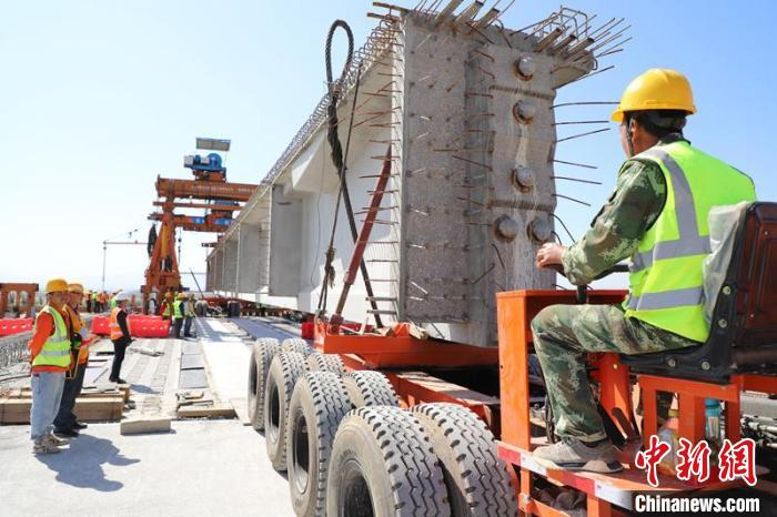 施工现场。　王宗华 摄