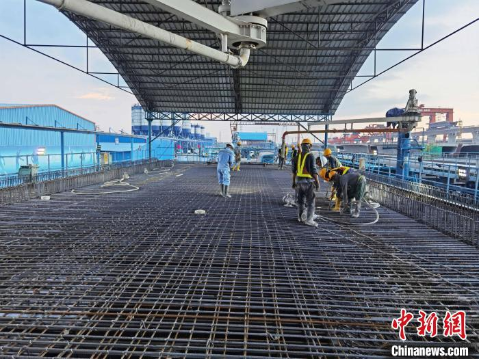 图为1号梁场箱梁浇筑施工。王思慎 摄