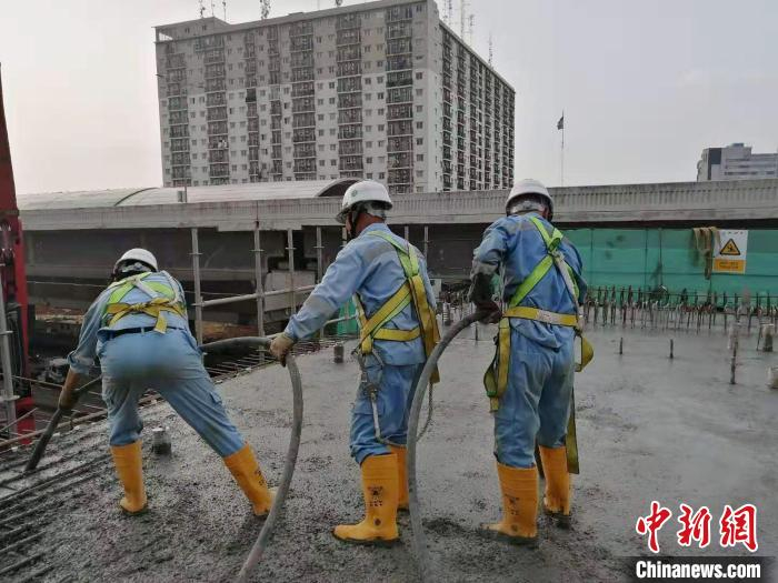 图为DK41连续梁浇筑施工。王思慎 摄