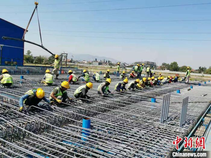 图为4号梁场预制箱梁施工人员在绑扎钢筋。李金朋 摄