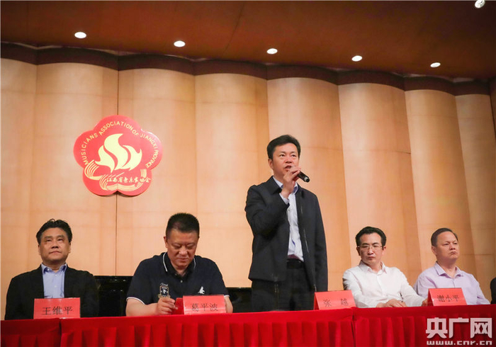 江西省文联党组成员、副主席张越宣布大赛开幕