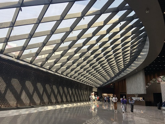 　　（更新场双曲面采光顶引入更多自然光，央广网摄）